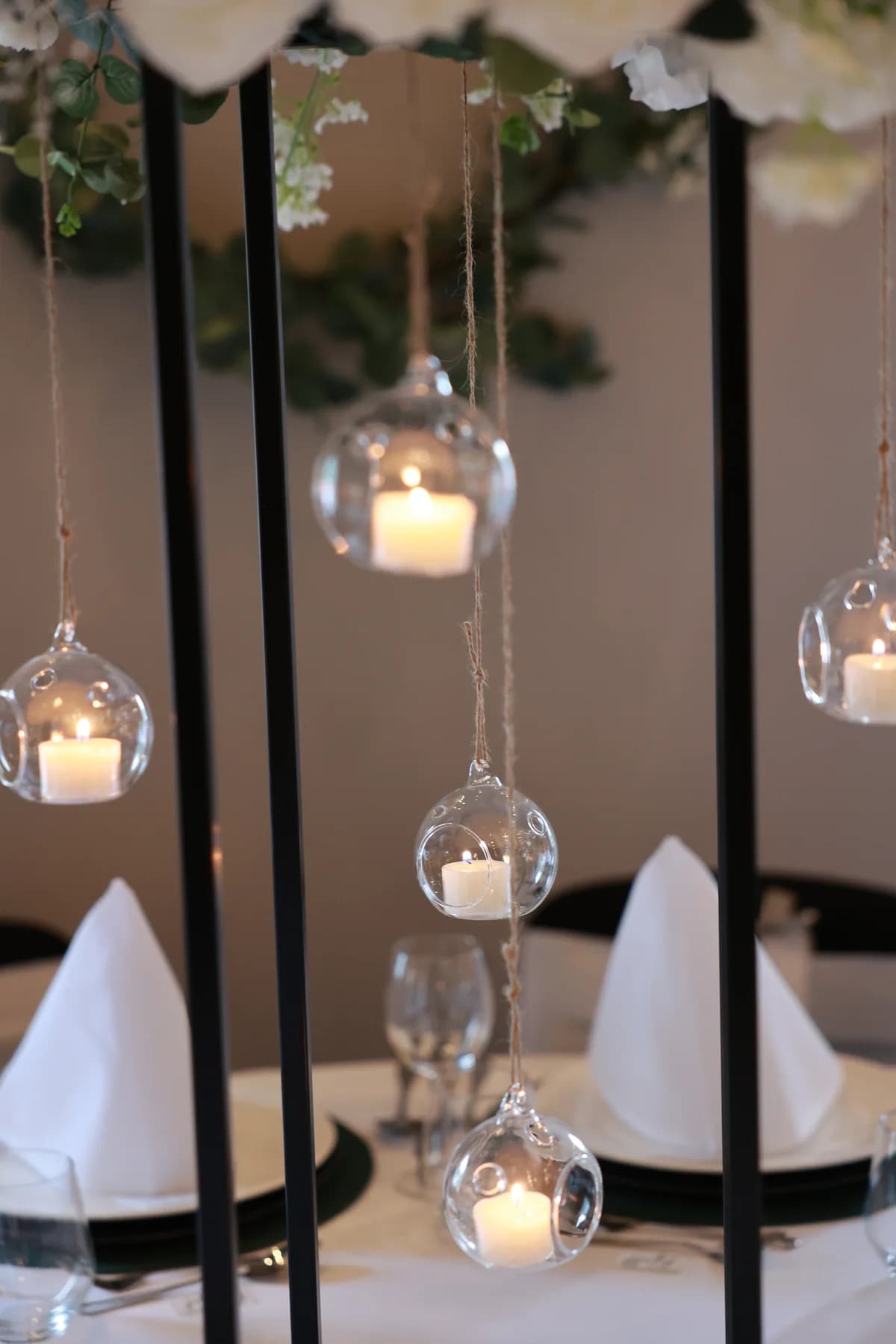 Levende lys og glassdetaljer på festbord