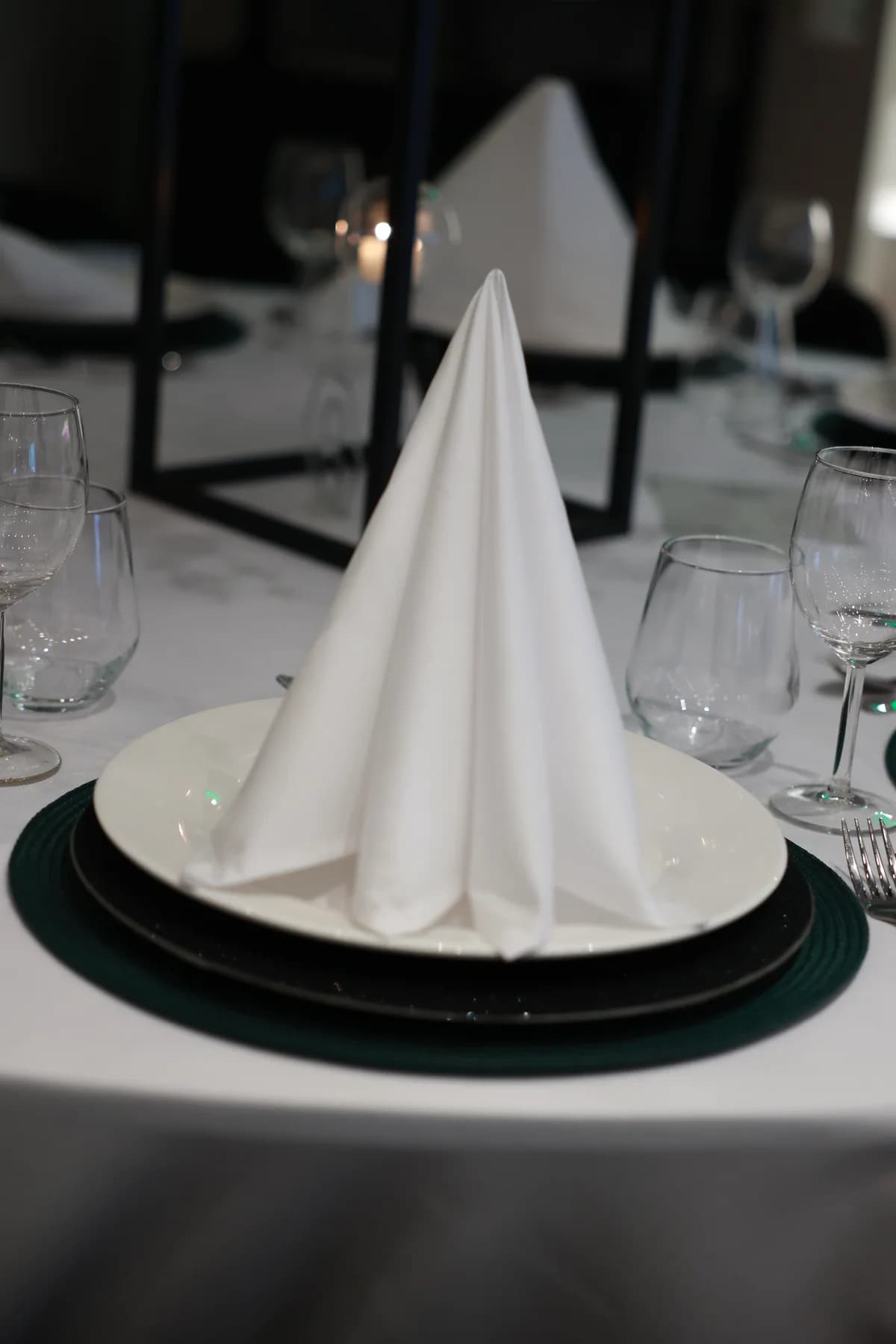 Elegant kuvert med servise, glass og serviett hos Villmo’s