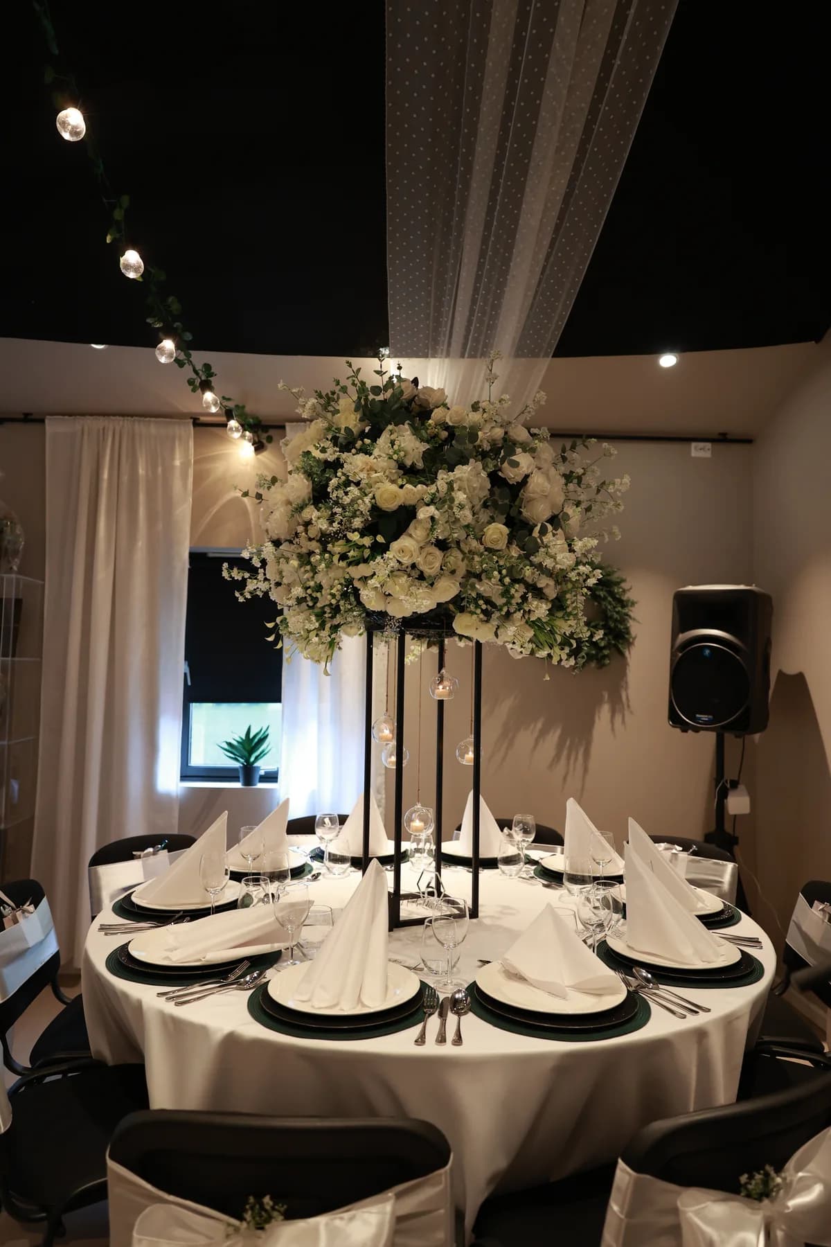Runde bord med blomster og oppdekking hos Villmo’s