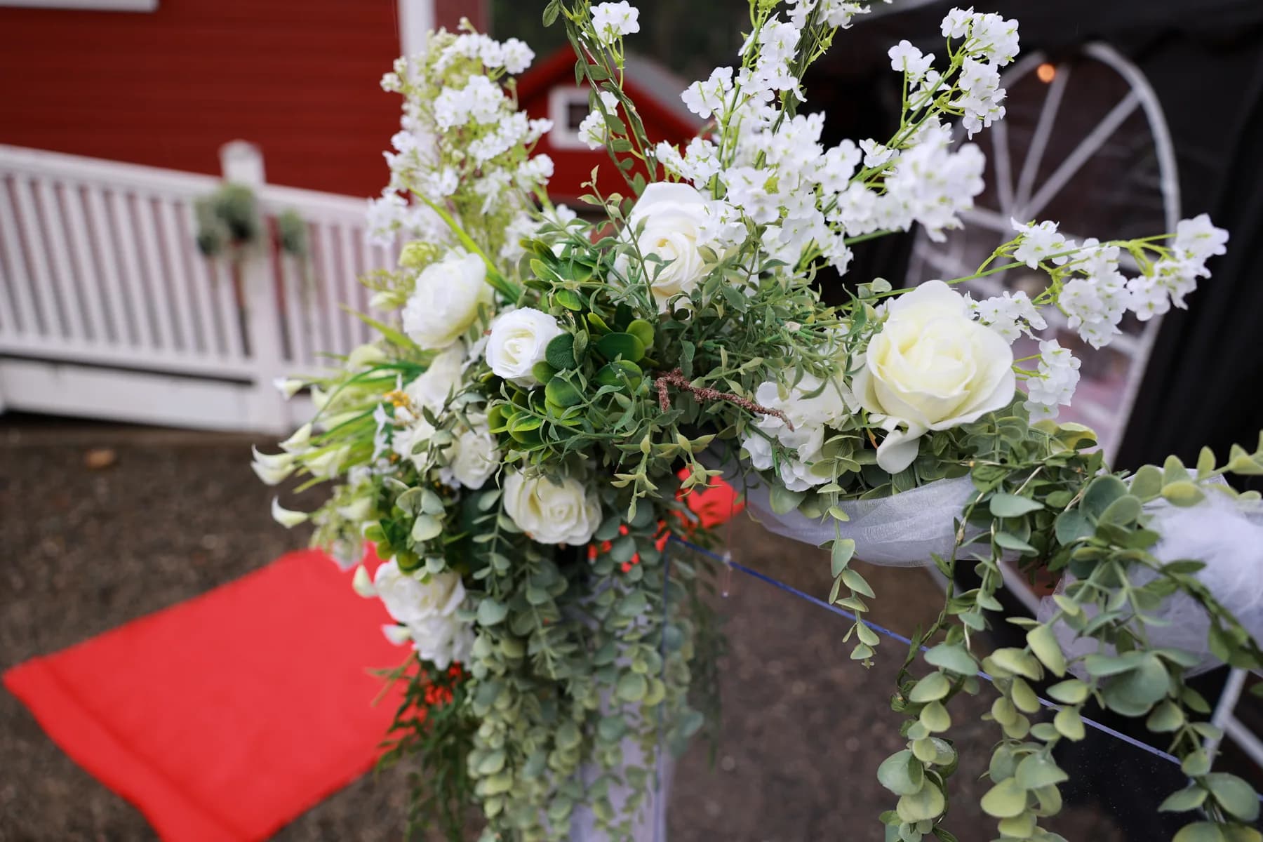 Blomsterpynt ved inngangen til Villmo’s Selskapslokale