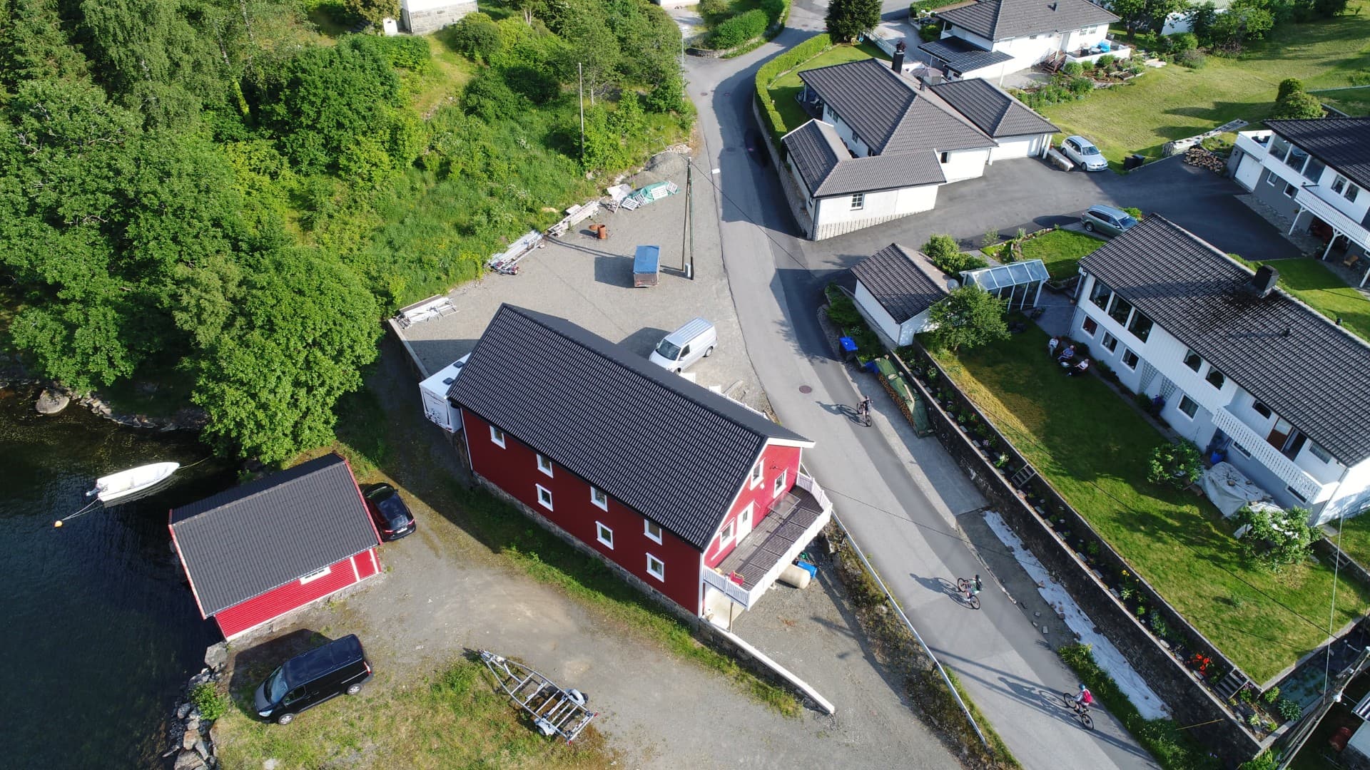 Villmo’s med hage, brygge og vannkant